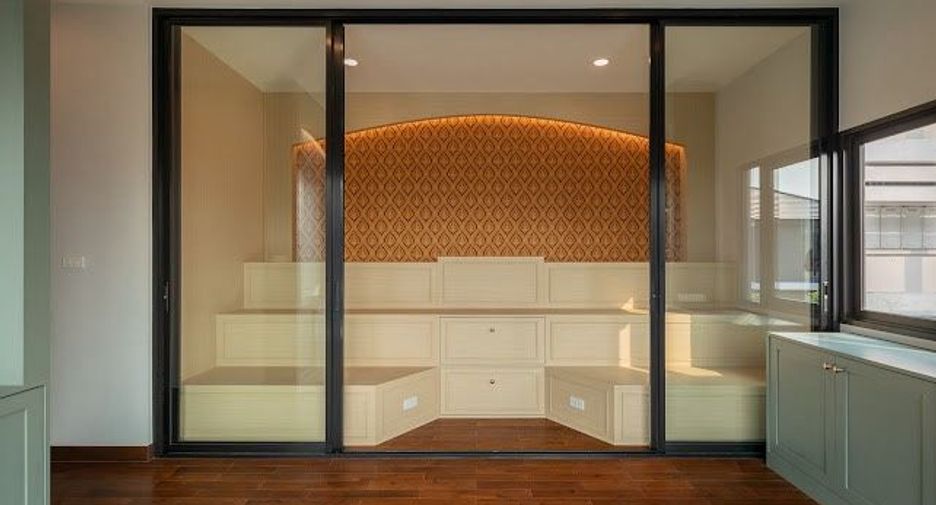 For sale 4 bedrooms house in Wang Thonglang, Bangkok