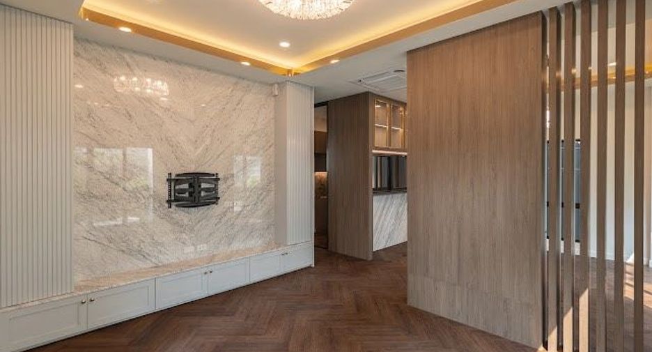 For sale 4 bedrooms house in Wang Thonglang, Bangkok