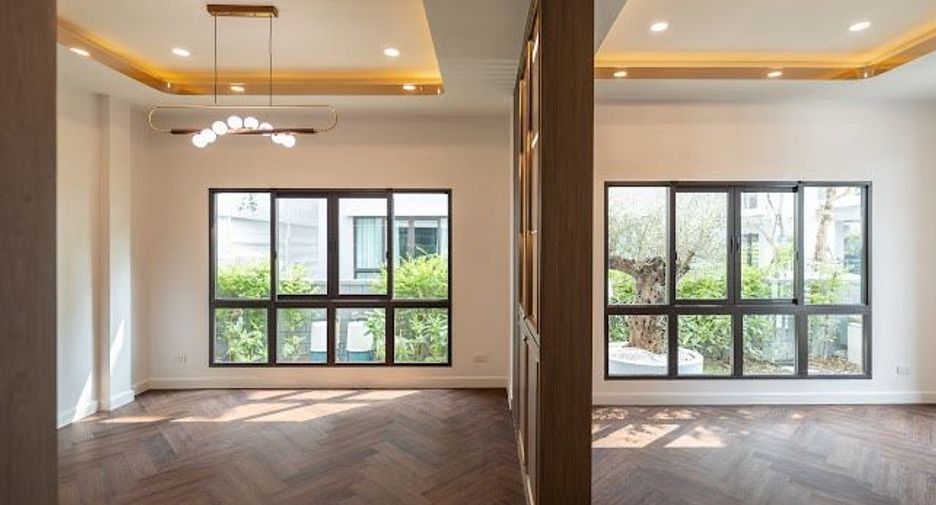 For sale 4 bedrooms house in Wang Thonglang, Bangkok