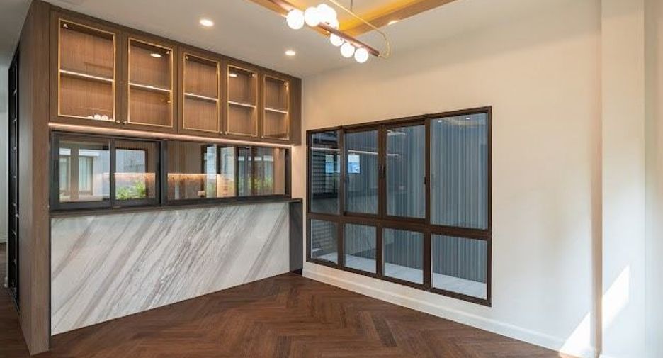 For sale 4 bedrooms house in Wang Thonglang, Bangkok
