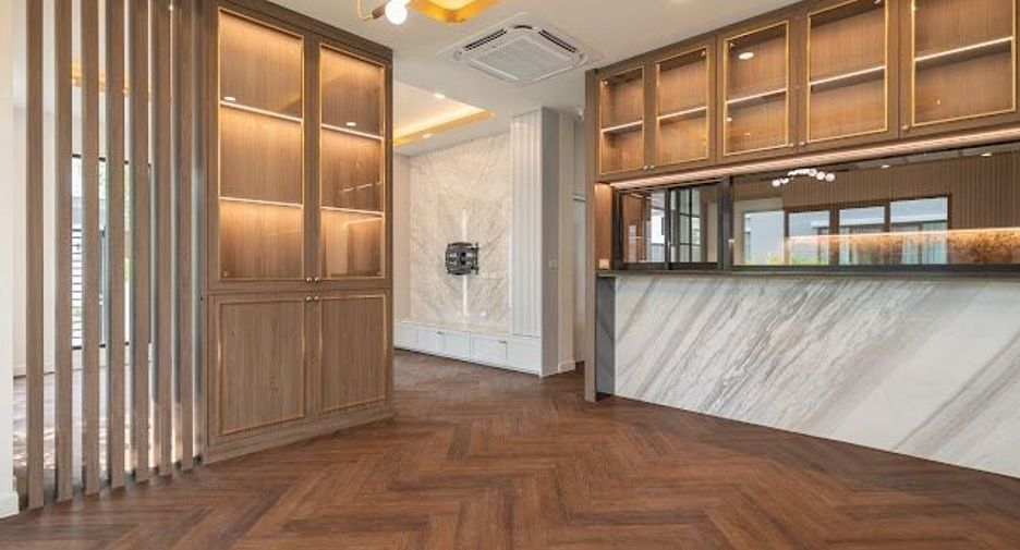 For sale 4 bedrooms house in Wang Thonglang, Bangkok