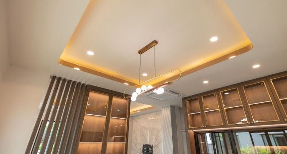 For sale 4 bedrooms house in Wang Thonglang, Bangkok