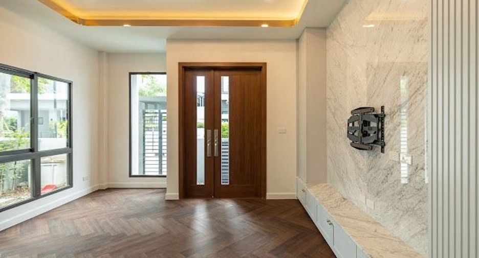 For sale 4 bedrooms house in Wang Thonglang, Bangkok
