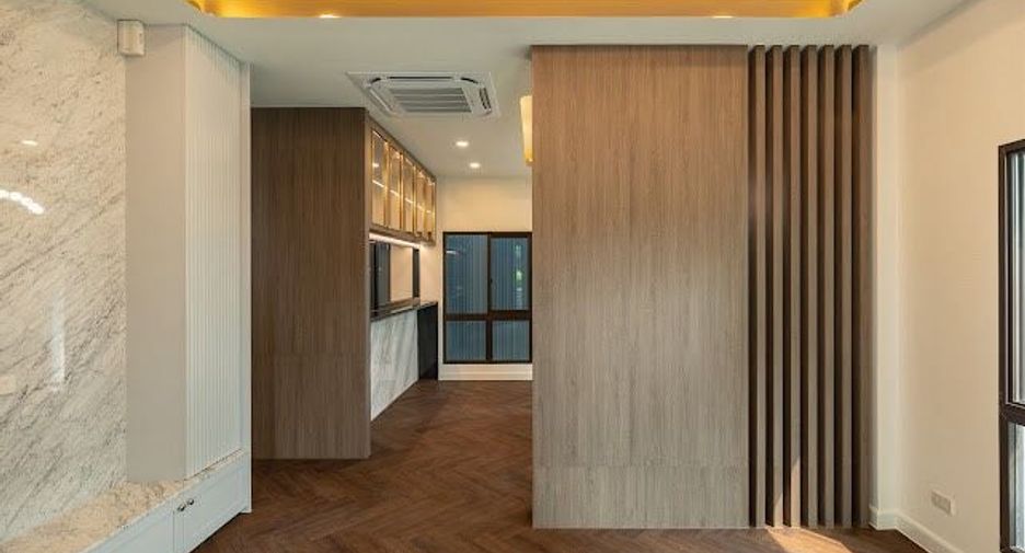 For sale 4 bedrooms house in Wang Thonglang, Bangkok