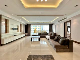 Condo en alquiler y en venta de 4 habitaciones en Khlong Toei, Bangkok