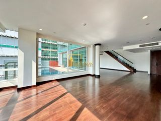 À louer et à vendre 3 chambres condo à Khlong Toei, Bangkok
