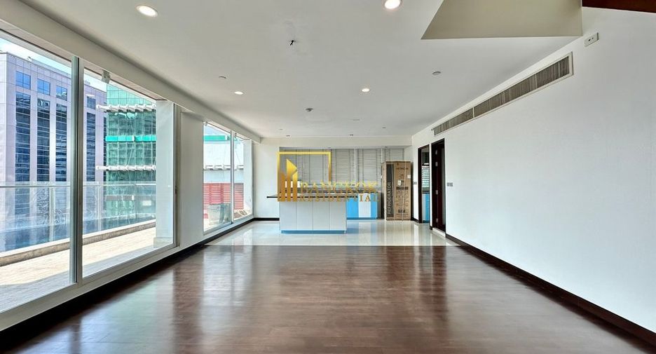 À louer et à vendre 3 chambres condo à Khlong Toei, Bangkok
