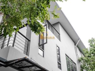 À louer et à vendre 5 chambres maison à Watthana, Bangkok