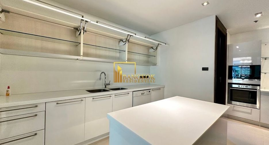 Condo en alquiler y en venta de 4 habitaciones en Khlong Toei, Bangkok