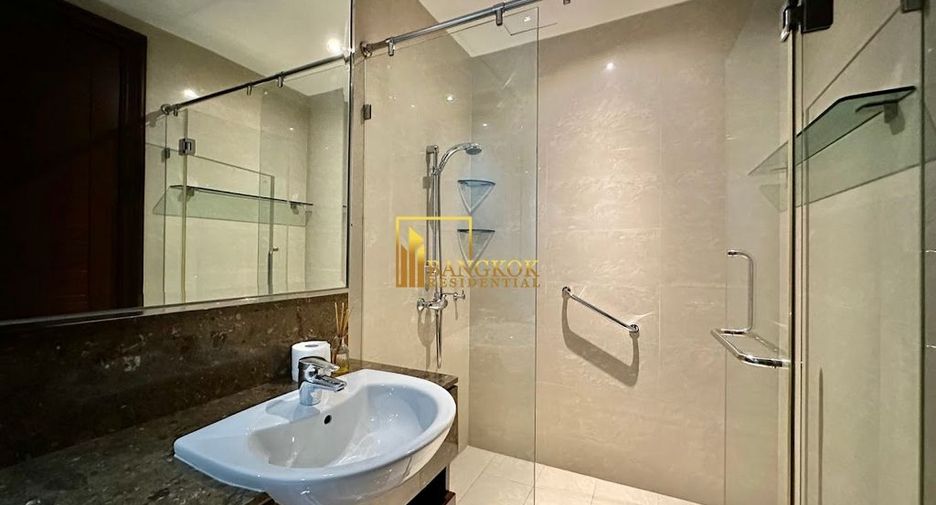 Condo en alquiler y en venta de 4 habitaciones en Khlong Toei, Bangkok