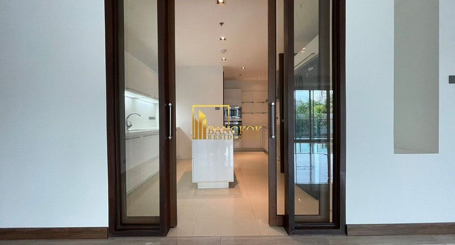 Condo en alquiler y en venta de 4 habitaciones en Khlong Toei, Bangkok