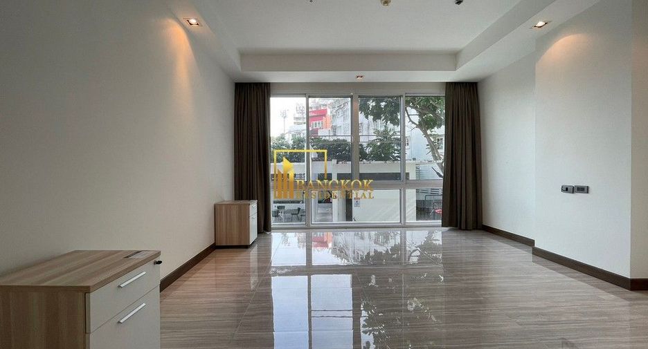 Condo en alquiler y en venta de 4 habitaciones en Khlong Toei, Bangkok