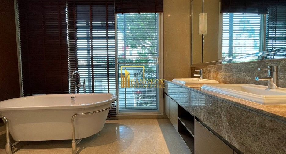 Condo en alquiler y en venta de 4 habitaciones en Khlong Toei, Bangkok