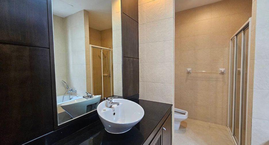 Apartamento con servicios en alquiler de 2 habitaciones en Khlong Toei, Bangkok