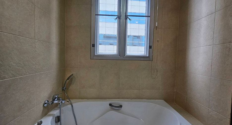 Apartamento con servicios en alquiler de 2 habitaciones en Khlong Toei, Bangkok