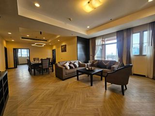 À louer 3 chambres appartement avec services à Khlong Toei, Bangkok