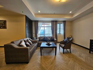 À louer 3 chambres appartement avec services à Khlong Toei, Bangkok
