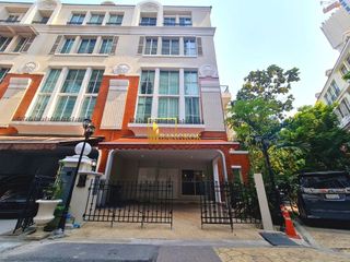 Reihenhaus zur Miete und zum Kauf mit 4 Zimmer in Watthana, Bangkok