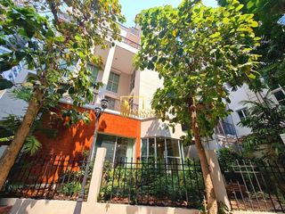 Reihenhaus zur Miete und zum Kauf mit 4 Zimmer in Watthana, Bangkok