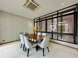 Casa en alquiler y en venta de 4 habitaciones en Huai Khwang, Bangkok