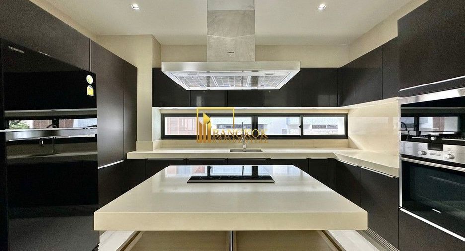 Casa en alquiler y en venta de 4 habitaciones en Huai Khwang, Bangkok
