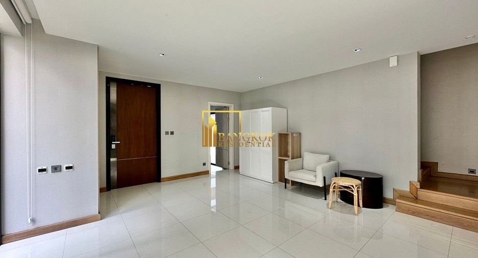 Casa en alquiler y en venta de 4 habitaciones en Huai Khwang, Bangkok