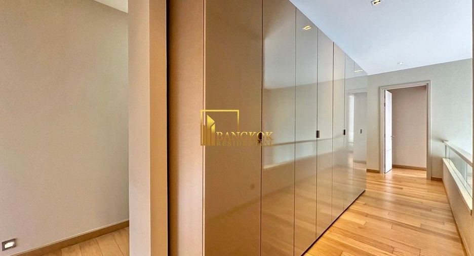 Casa en alquiler y en venta de 4 habitaciones en Huai Khwang, Bangkok