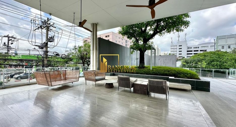 Casa en alquiler y en venta de 4 habitaciones en Huai Khwang, Bangkok