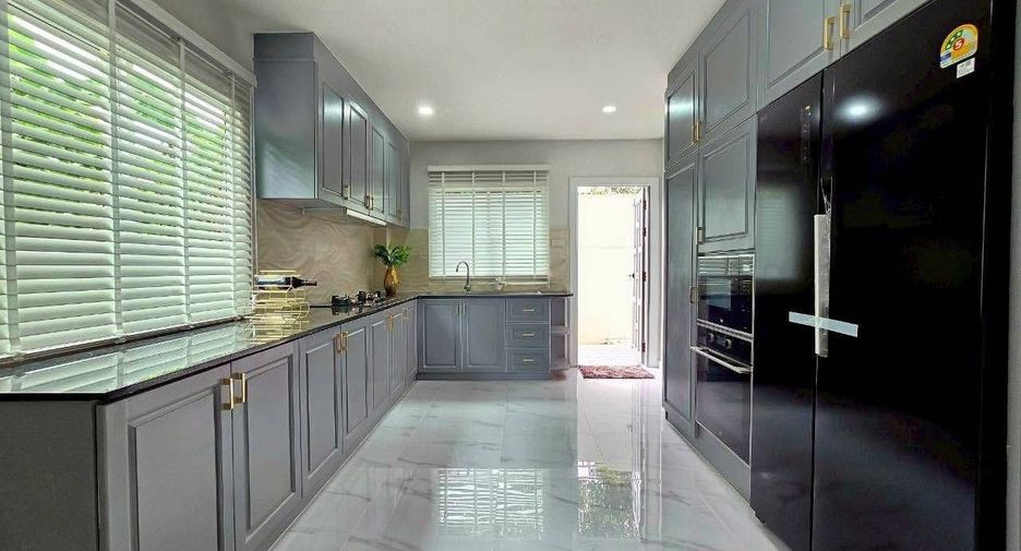 Casa en venta de 4 habitaciones en Bang Lamung, Chonburi