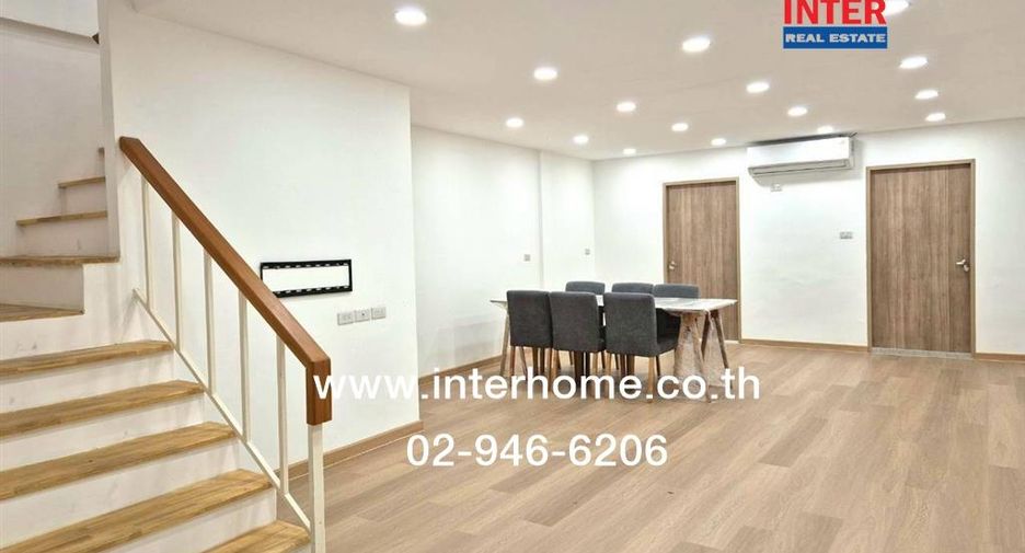 For sale 2 bedrooms townhouse in Huai Khwang, Bangkok