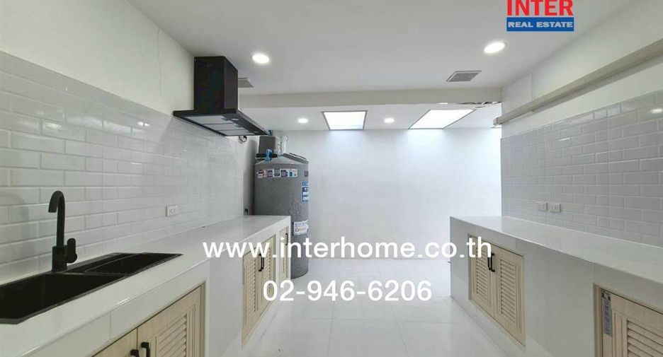 For sale 2 bedrooms townhouse in Huai Khwang, Bangkok