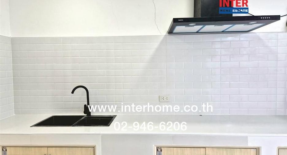 For sale 2 bedrooms townhouse in Huai Khwang, Bangkok