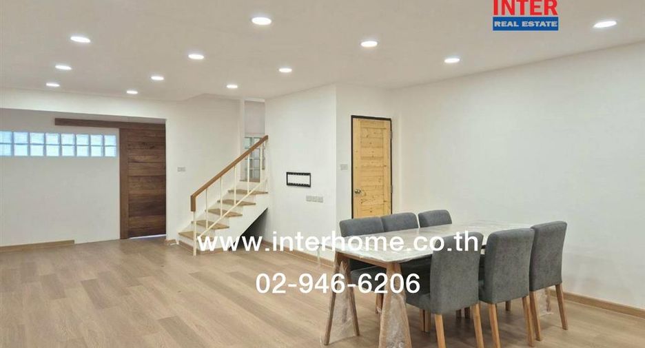For sale 2 bedrooms townhouse in Huai Khwang, Bangkok