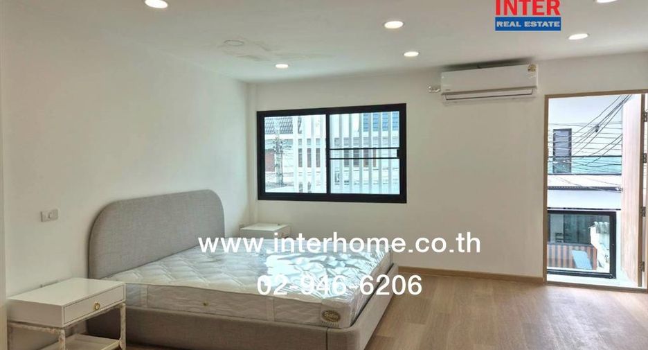 For sale 2 bedrooms townhouse in Huai Khwang, Bangkok