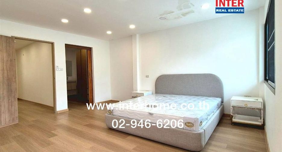 For sale 2 bedrooms townhouse in Huai Khwang, Bangkok