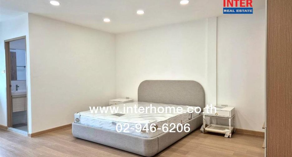 For sale 2 bedrooms townhouse in Huai Khwang, Bangkok