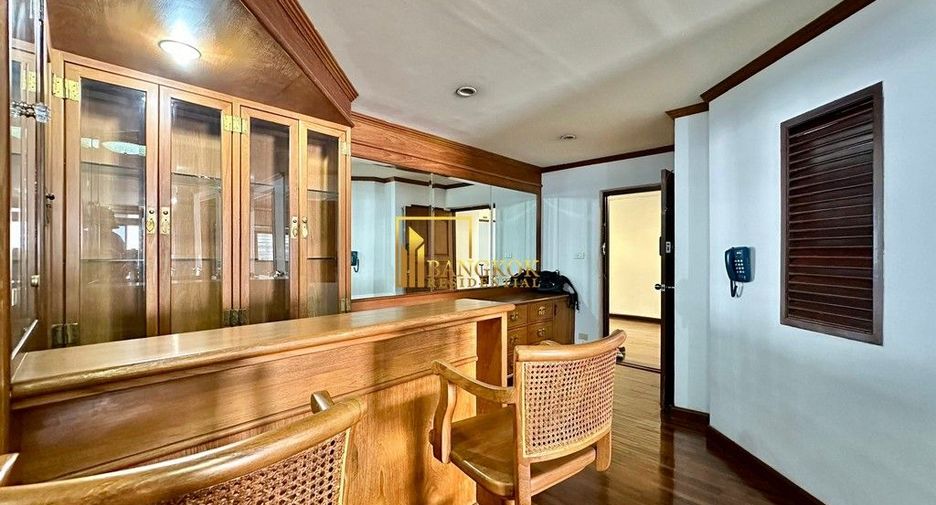 Condo en alquiler y en venta de 4 habitaciones en Watthana, Bangkok