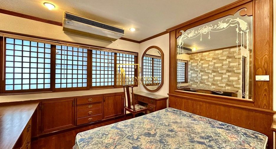 Condo en alquiler y en venta de 4 habitaciones en Watthana, Bangkok