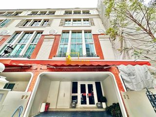 À louer et à vendre 4 chambres maison à Watthana, Bangkok