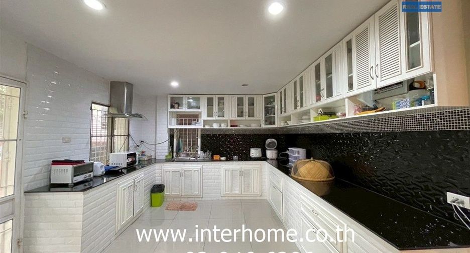 For sale 7 bedrooms house in Mueang Pathum Thani, Pathum Thani