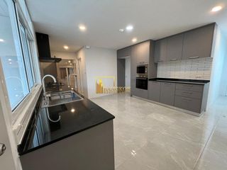Condo en alquiler y en venta de 4 habitaciones en Watthana, Bangkok