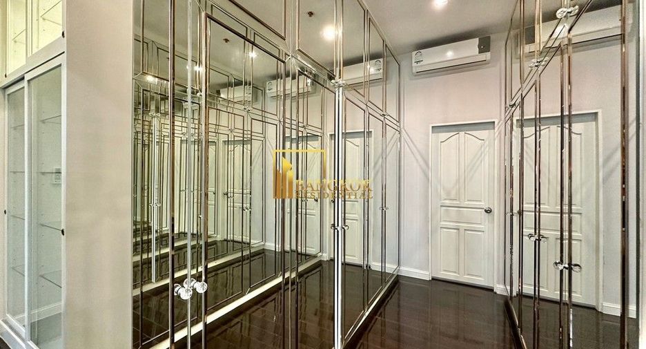 For sale 2 bedrooms condo in Huai Khwang, Bangkok