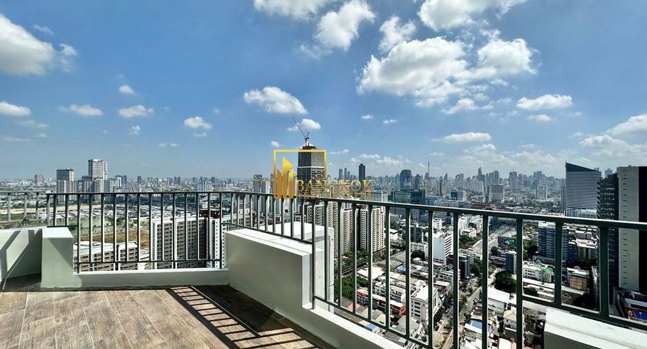 For sale 2 bedrooms condo in Huai Khwang, Bangkok