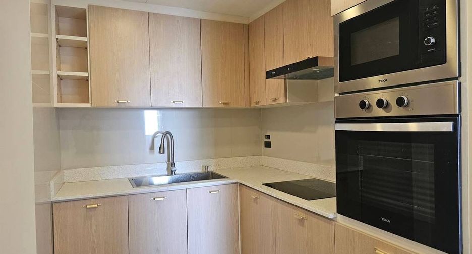 For rent 3 bedrooms condo in Khlong Toei, Bangkok