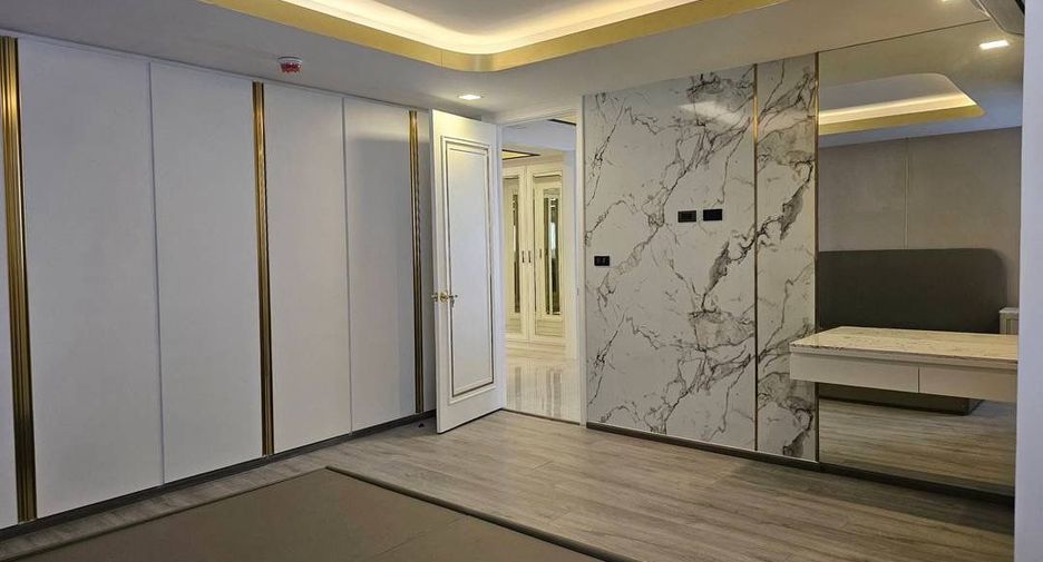 For rent 3 bedrooms condo in Khlong Toei, Bangkok