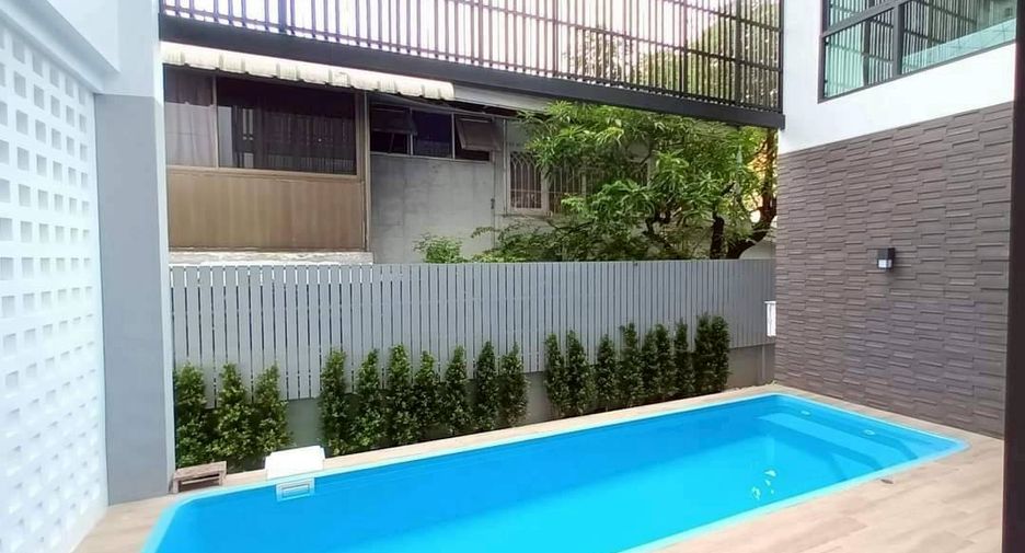 For rent 4 bedrooms house in Watthana, Bangkok