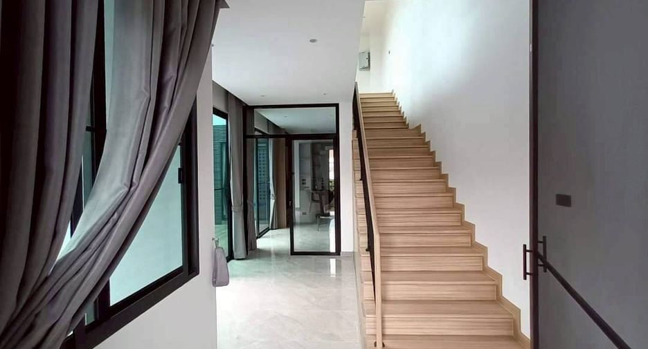 For rent 4 bedrooms house in Watthana, Bangkok