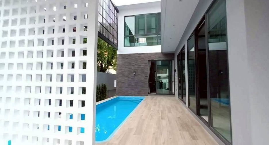 For rent 4 bedrooms house in Watthana, Bangkok
