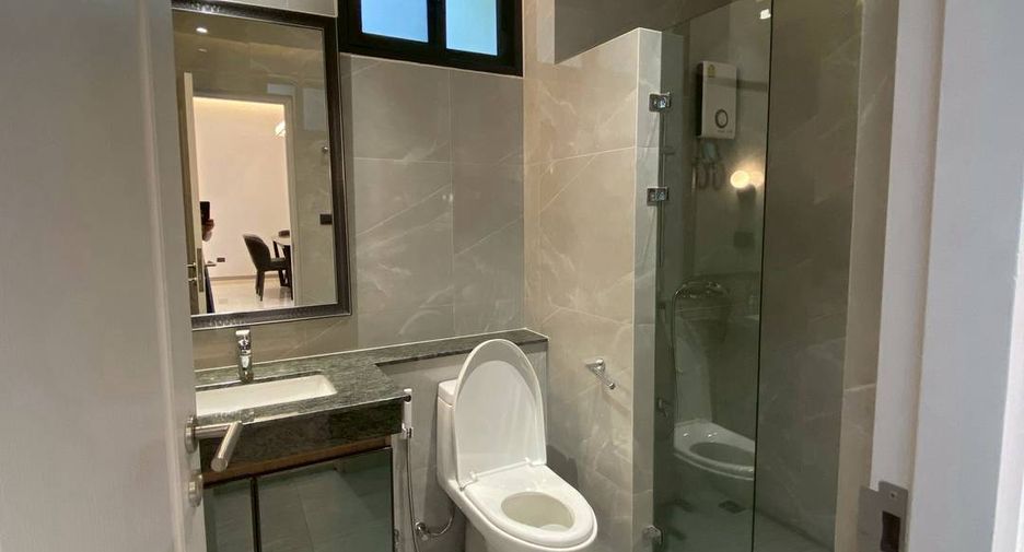 For rent 4 bedrooms house in Watthana, Bangkok