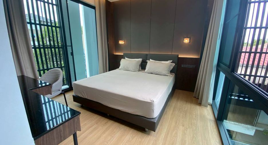 For rent 4 bedrooms house in Watthana, Bangkok